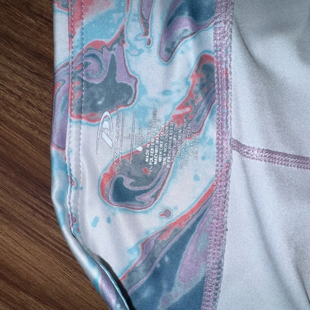 Colorful Abstract Pattern cropped legging - Picture 2 of 2